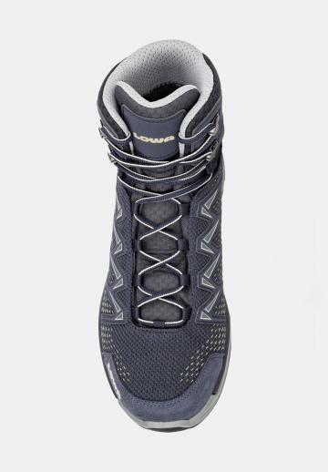 Походные кроссовки