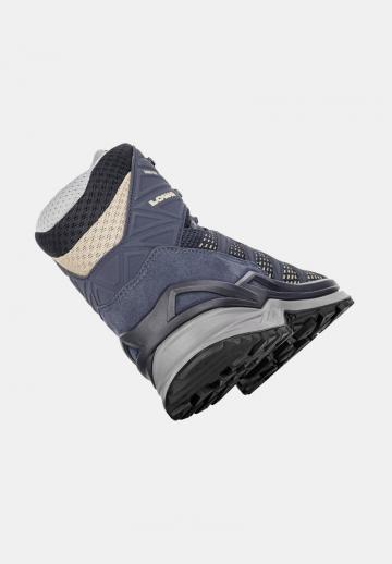 Походные кроссовки