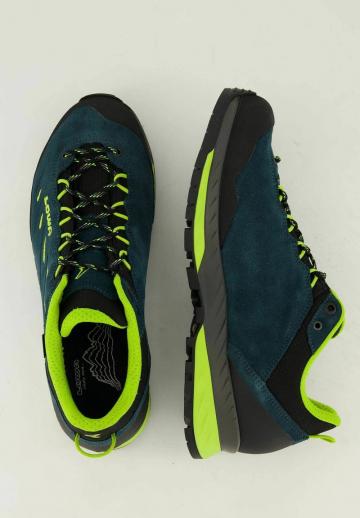 Походные кроссовки