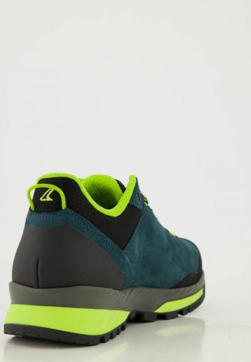 Походные кроссовки