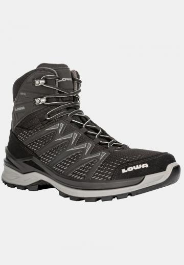 Походные кроссовки