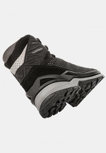 Походные кроссовки