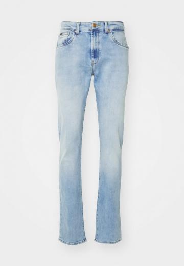 Прямые джинсы