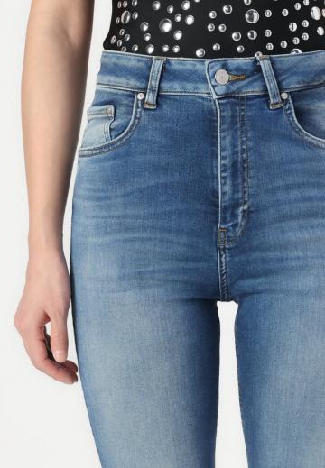 Узкие джинсы