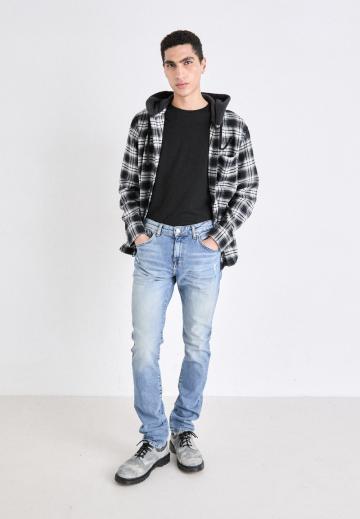 Узкие джинсы