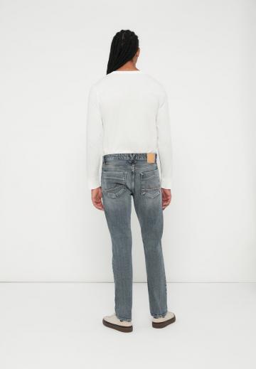 Узкие джинсы