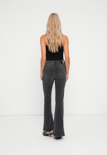 Клешеные джинсы