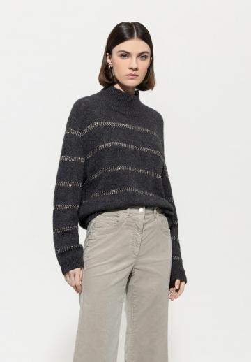 Пуловер в полоску
