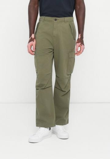 Брюки с накладными карманами