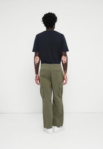 Брюки с накладными карманами