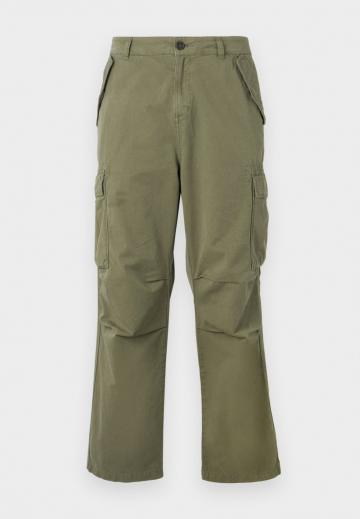 Брюки с накладными карманами