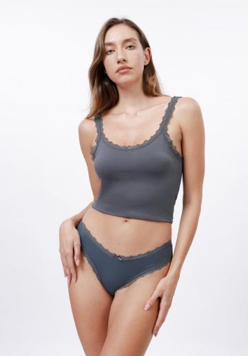 Трусы на бедрах