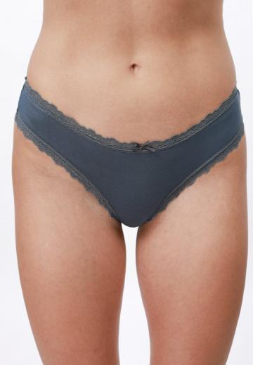 Трусы на бедрах