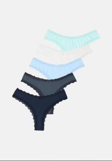 Трусы на бедрах