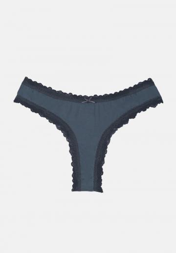 Трусы на бедрах