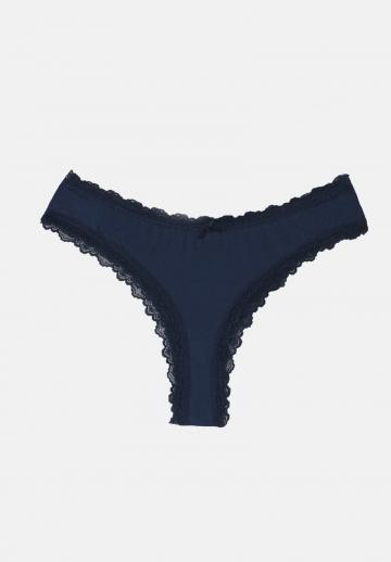 Трусы на бедрах