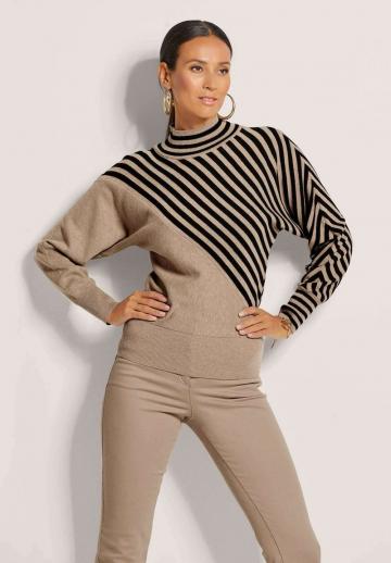 Пуловер в полоску