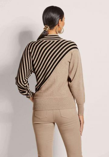 Пуловер в полоску