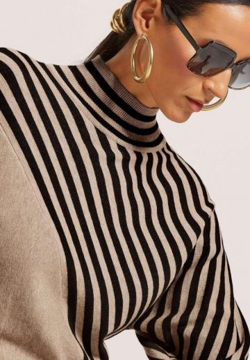 Пуловер в полоску