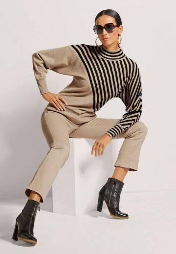 Пуловер в полоску