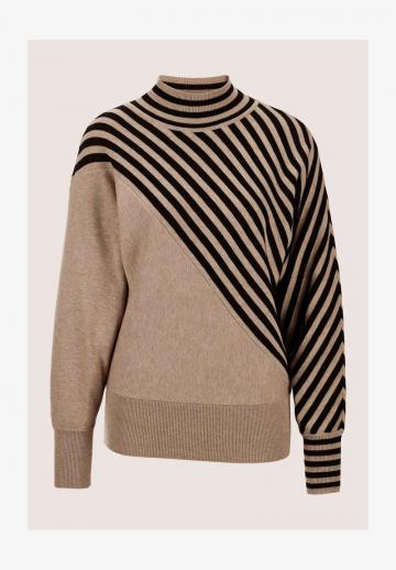 Пуловер в полоску