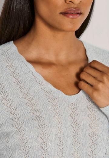 Пуловер с вырезом V