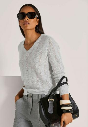 Пуловер с вырезом V
