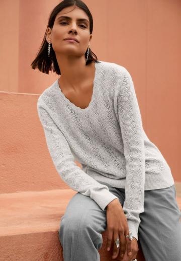 Пуловер с вырезом V