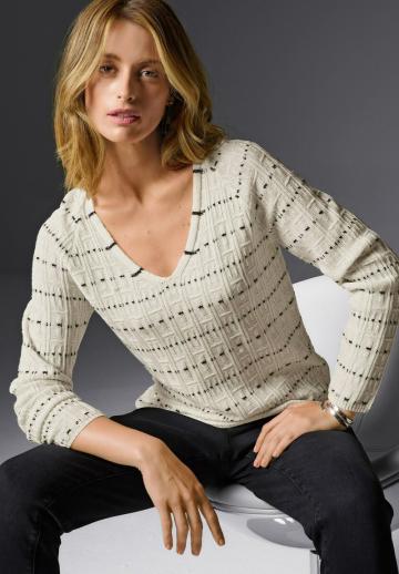 Пуловер с вырезом V