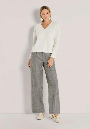 Пуловер с вырезом V