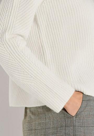 Пуловер с вырезом V