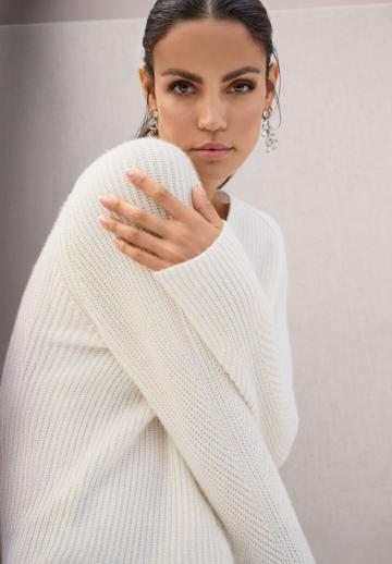 Пуловер с вырезом V