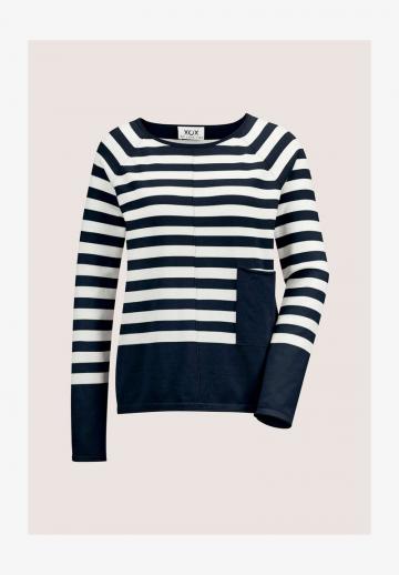 Пуловер в полоску