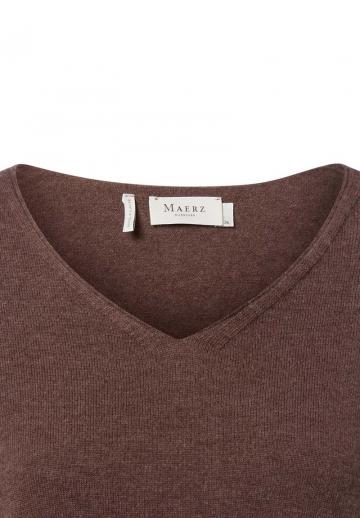 Пуловер с вырезом V