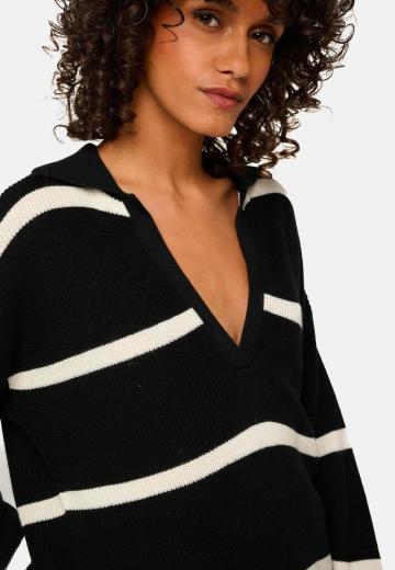 Пуловер в полоску