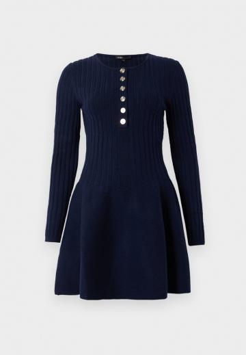 Вязаное платье