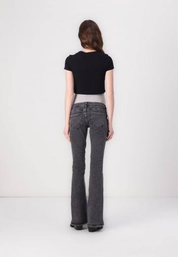 Клешеные джинсы