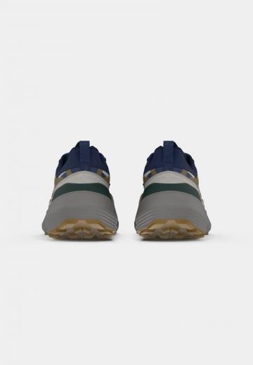 Походные кроссовки