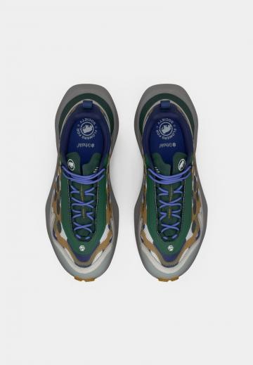 Походные кроссовки