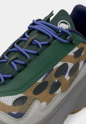 Походные кроссовки