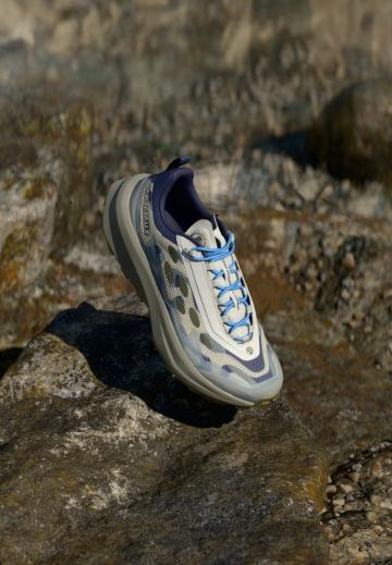 Походные кроссовки