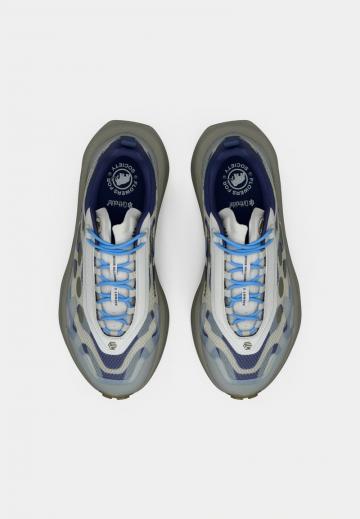 Походные кроссовки