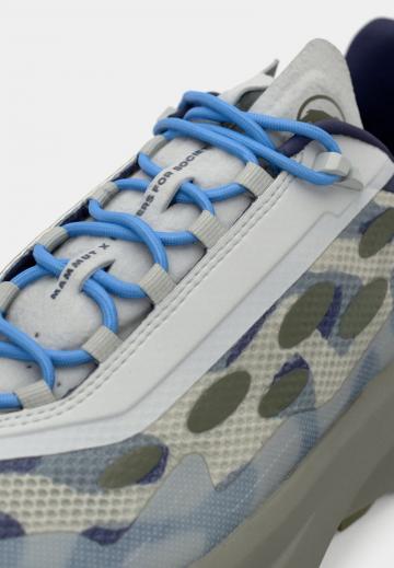 Походные кроссовки