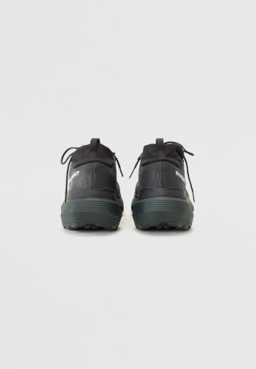 Походные кроссовки