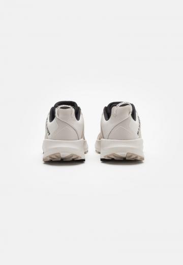 Походные кроссовки