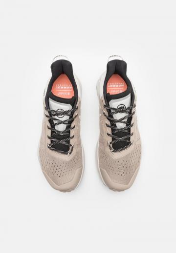 Походные кроссовки