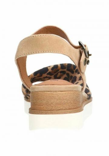 Босоножки на танкетке