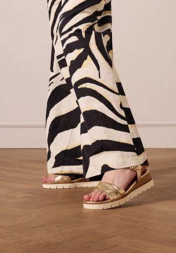 Босоножки на танкетке