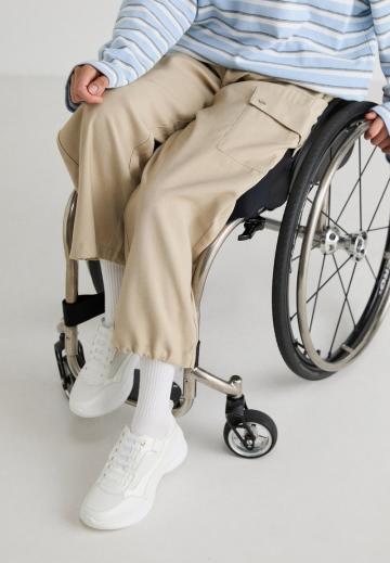 Брюки с накладными карманами