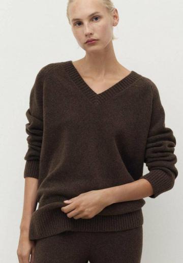 Пуловер с вырезом V